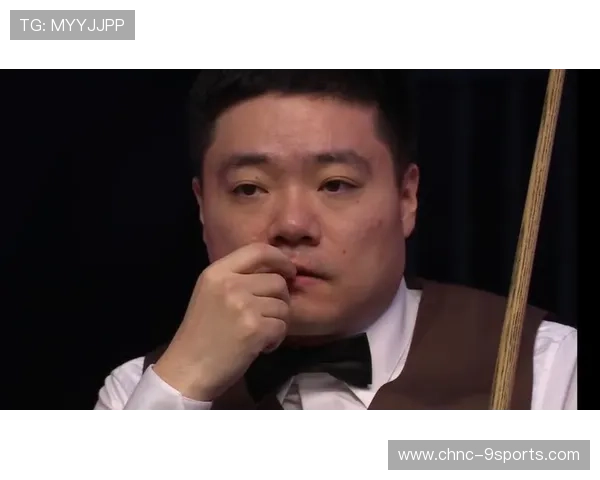 丁俊晖边吃香蕉边等下一杆，画面太萌