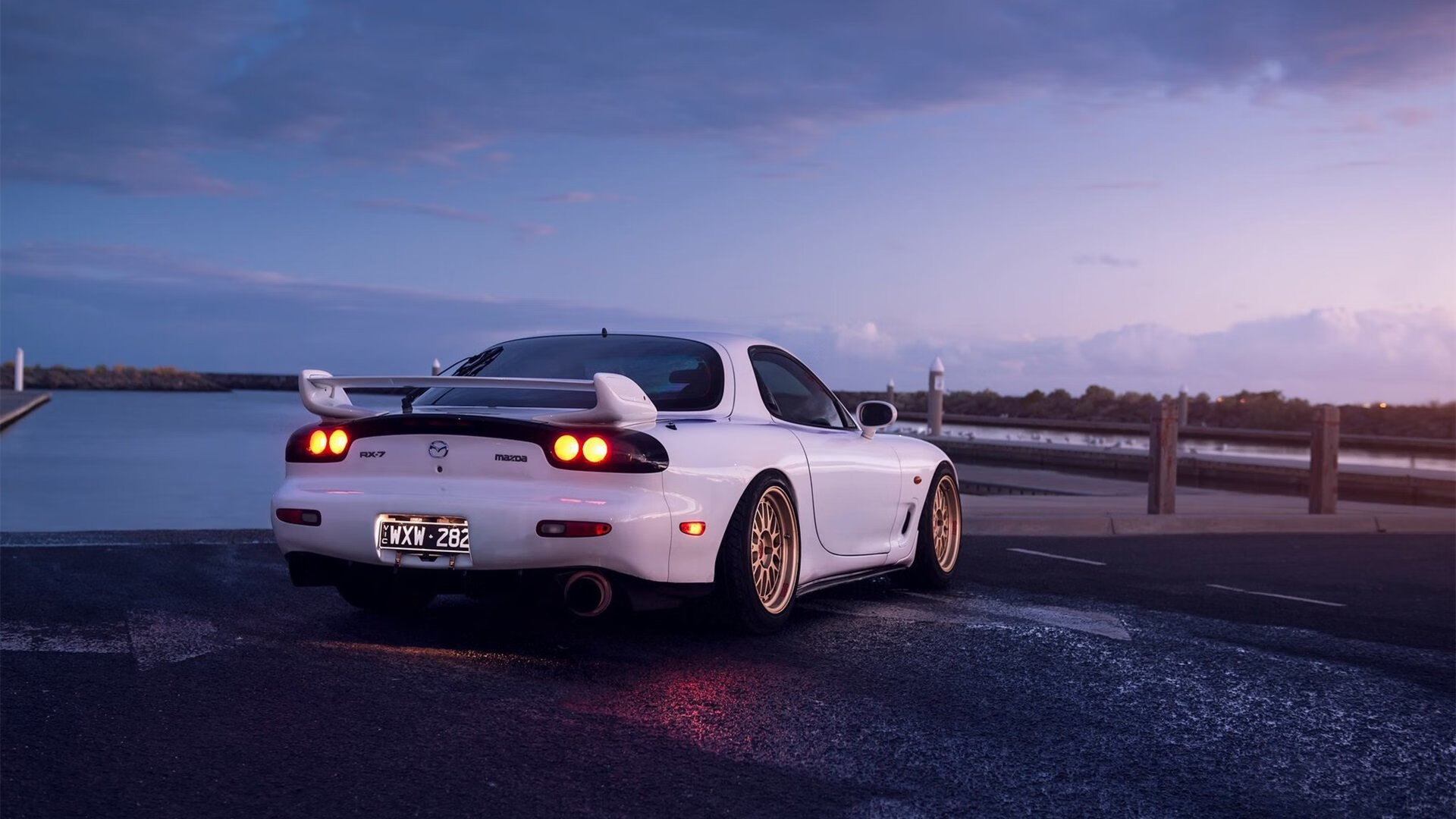 女子篮球加强传球视野训练提升组织效率，女生行进传球技巧